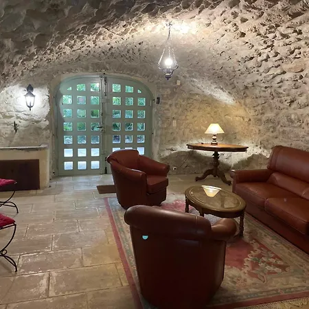 Au Chateau Des Estubiers *
